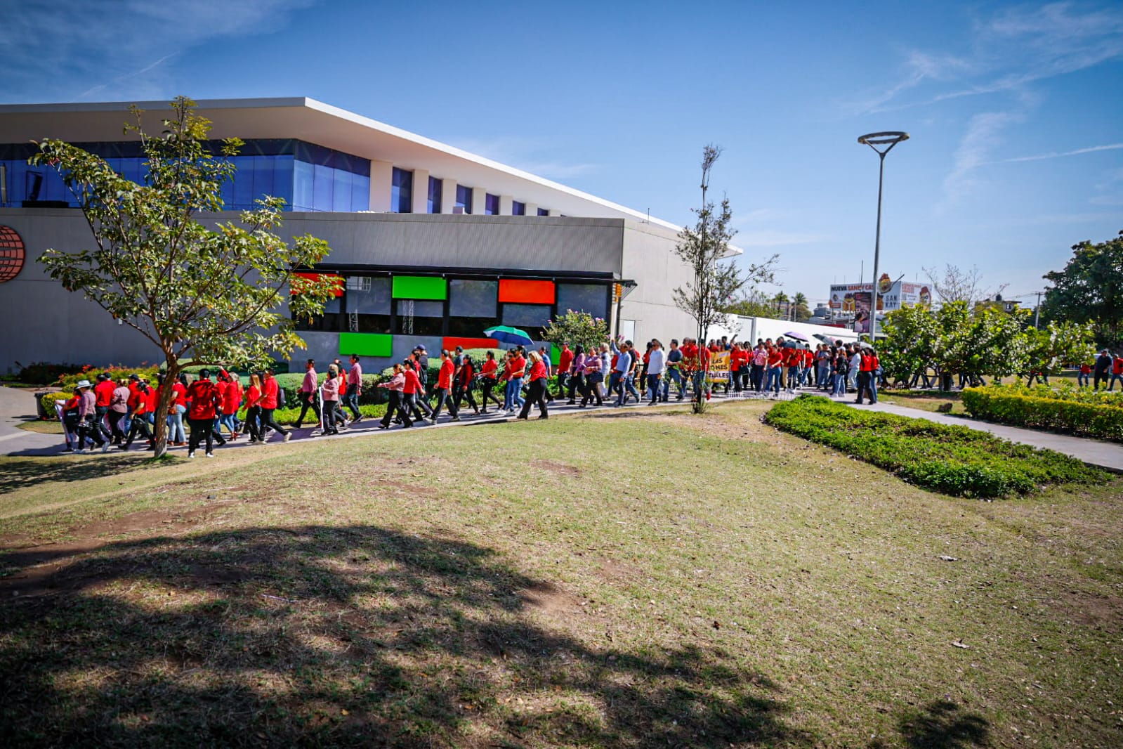 Trabajadores del Centro de Ciencias y CONFÍE realizan paro de labores, exigen incremento en pago de prestaciones