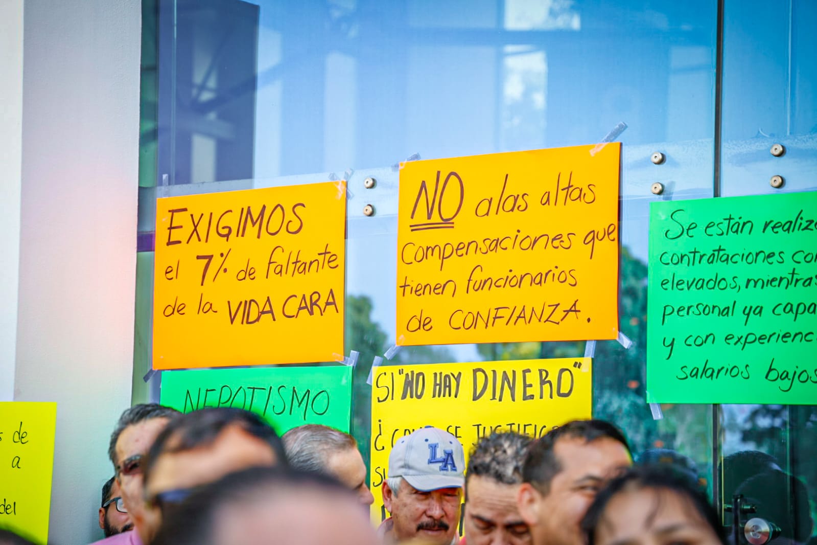 Trabajadores del Centro de Ciencias y CONFÍE realizan paro de labores, exigen incremento en pago de prestaciones