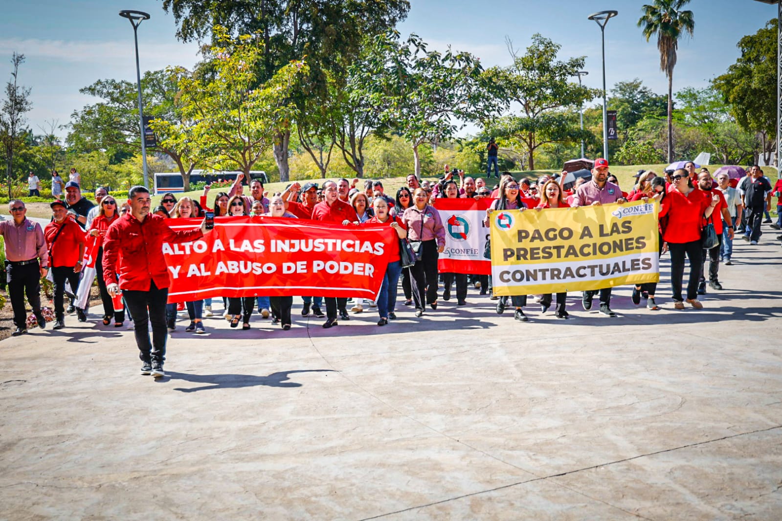 Trabajadores del Centro de Ciencias y CONFÍE realizan paro de labores, exigen incremento en pago de prestaciones