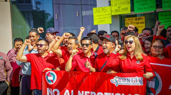 Trabajadores del Centro de Ciencias y CONFÍE realizan paro de labores, exigen incremento en pago de prestaciones