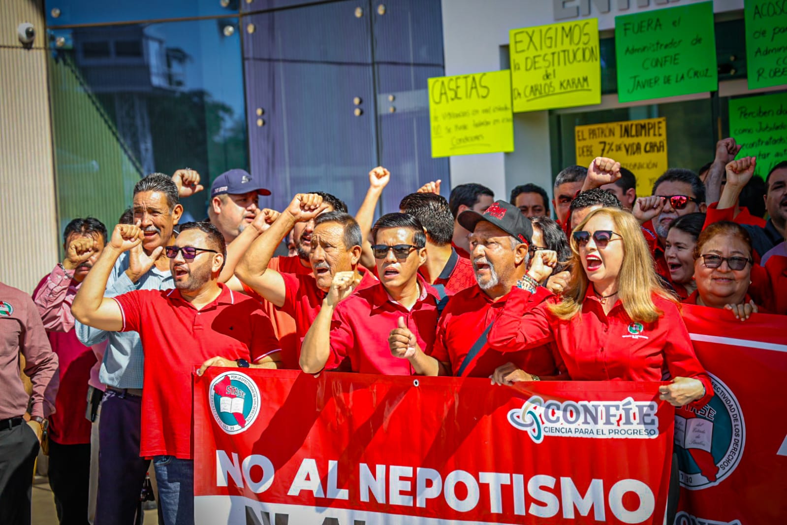 Trabajadores del Centro de Ciencias y CONFÍE realizan paro de labores, exigen incremento en pago de prestaciones