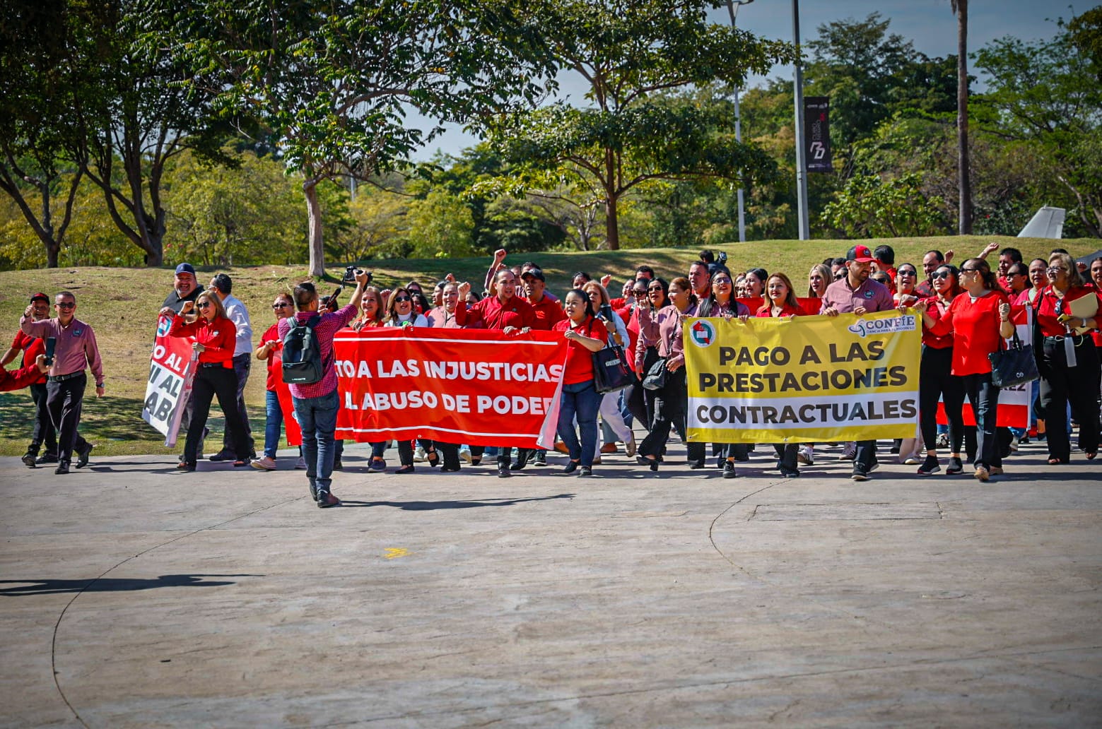 Trabajadores del Centro de Ciencias y CONFÍE realizan paro de labores, exigen incremento en pago de prestaciones