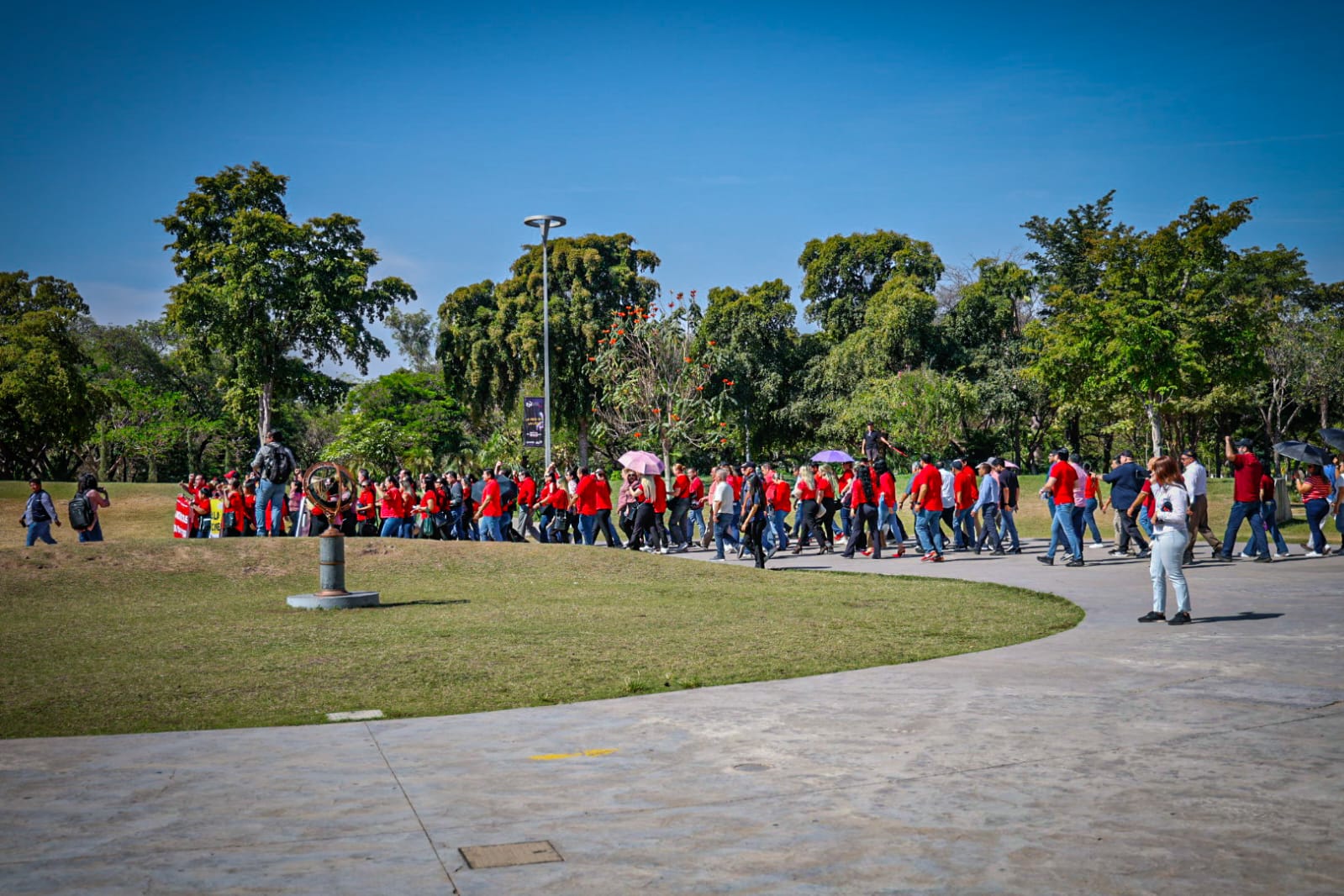 Trabajadores del Centro de Ciencias y CONFÍE realizan paro de labores, exigen incremento en pago de prestaciones