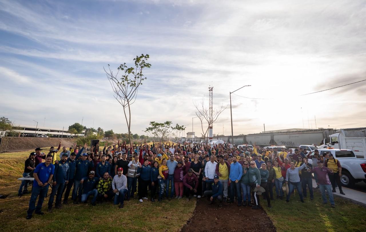 Gámez Mendívil entrega equipamiento y vehículos a trabajadores de Servicios Públicos