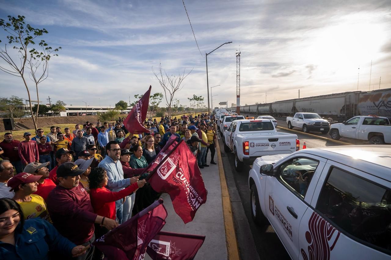 Gámez Mendívil entrega equipamiento y vehículos a trabajadores de Servicios Públicos