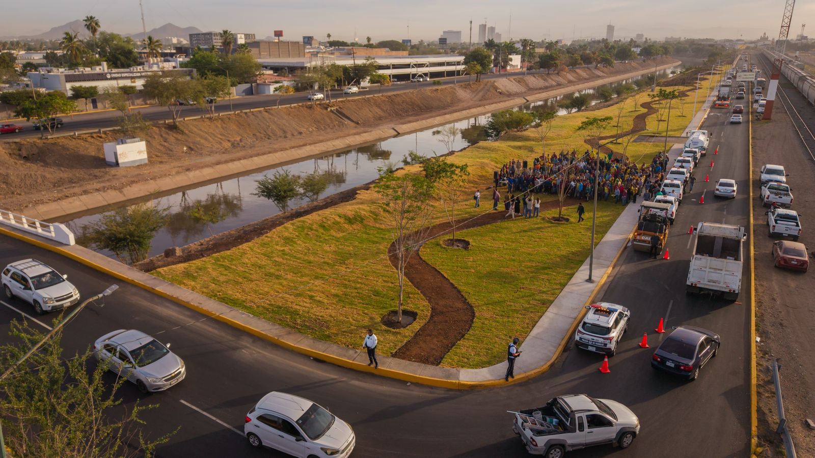 Gámez Mendívil entrega equipamiento y vehículos a trabajadores de Servicios Públicos