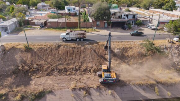Ayuntamiento de Culiacán realiza trabajos de limpieza y rehabilitación del talud en el Eje Federalismo