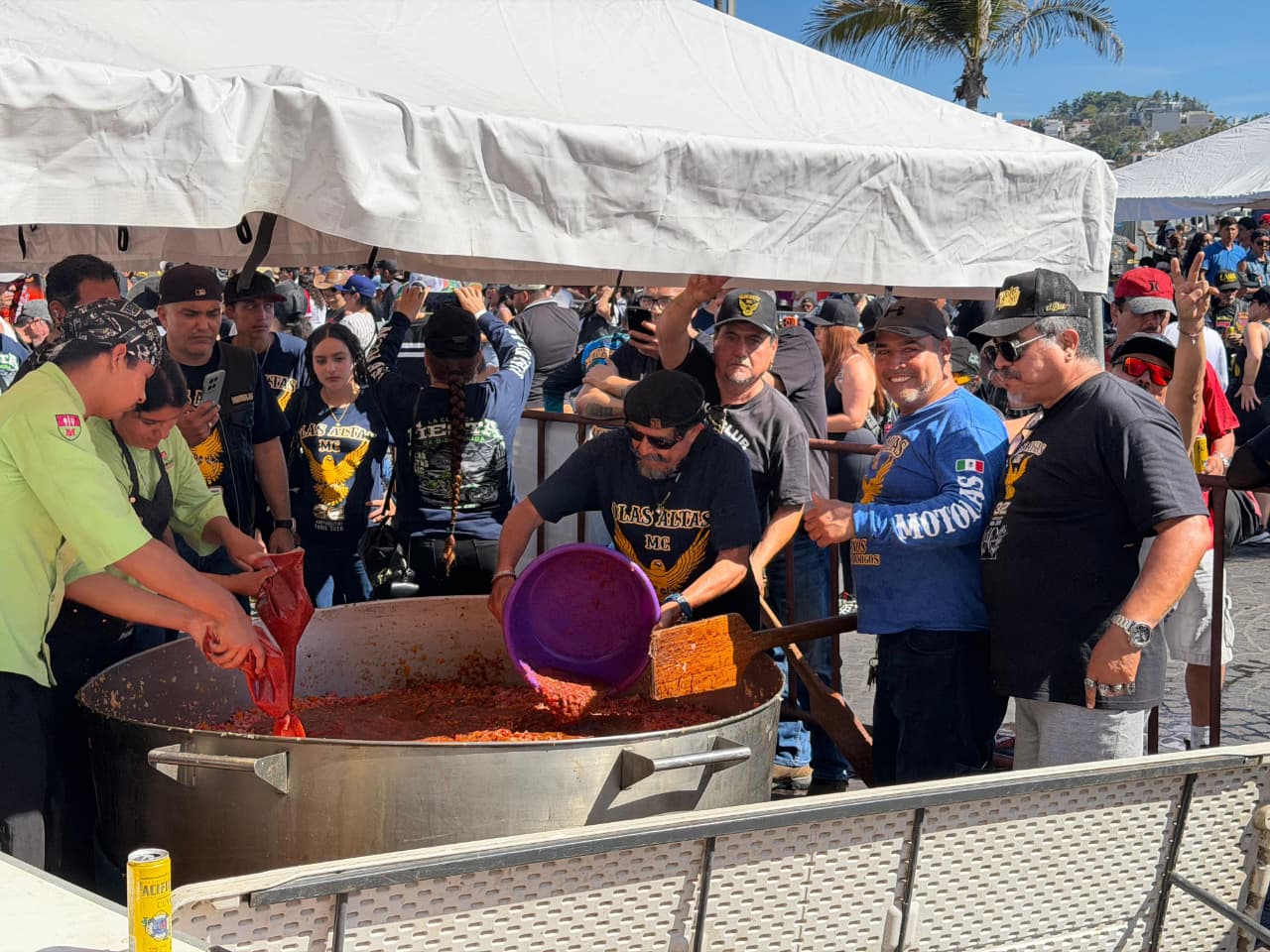Motoclub Olas Altas sirve su tradicional comida del marlin enchipotlado