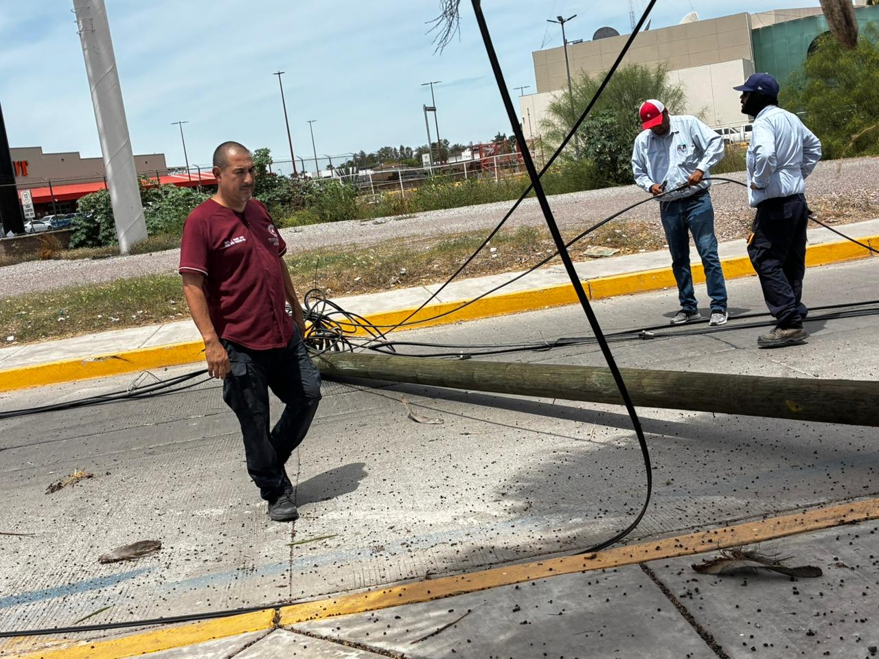 Tráiler deriba postes en Los Mochis