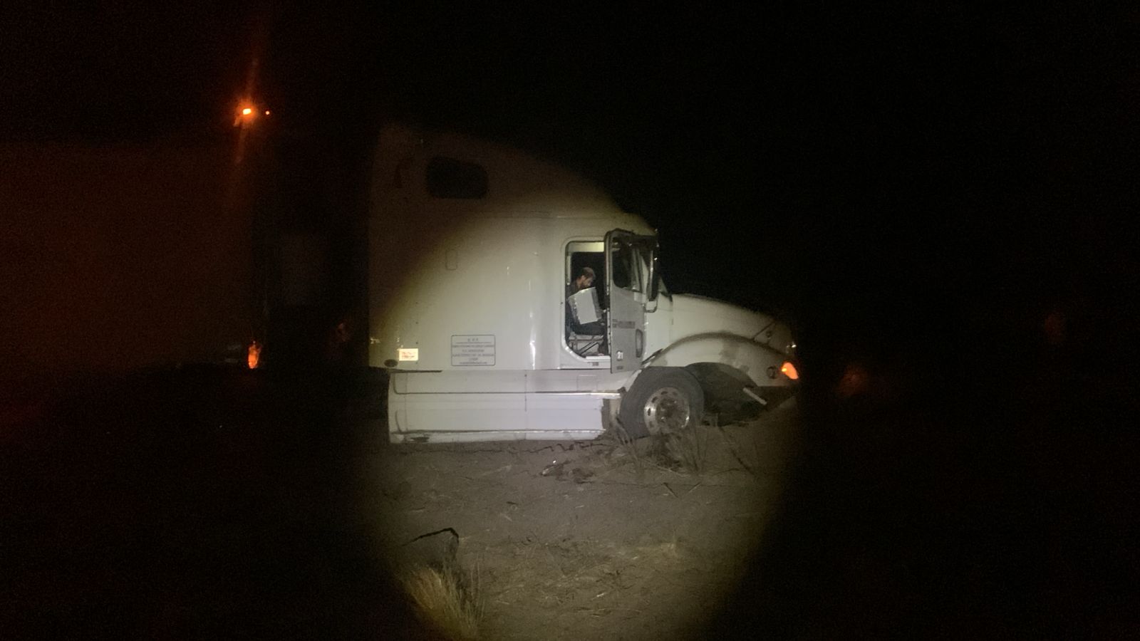 Tráiler se accidenta en el Poblado 6, Ahome, Sin.