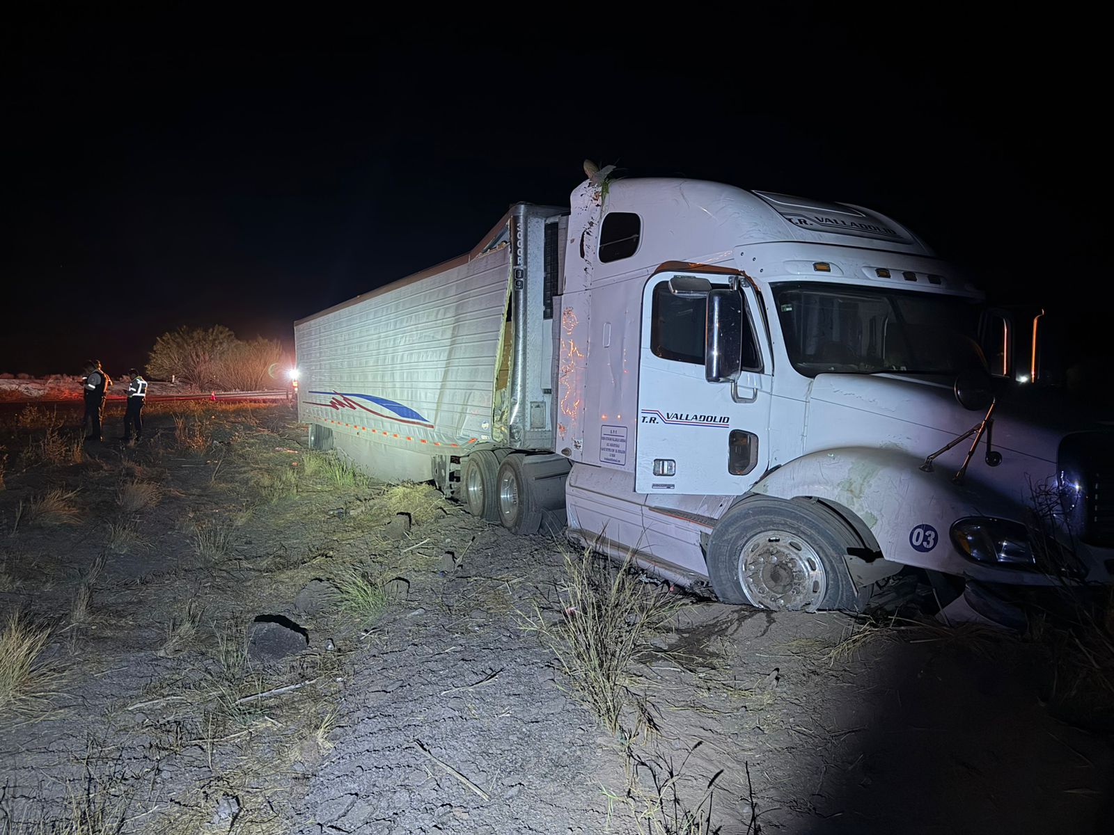 Tráiler se accidenta en el Poblado 6, Ahome, Sin.