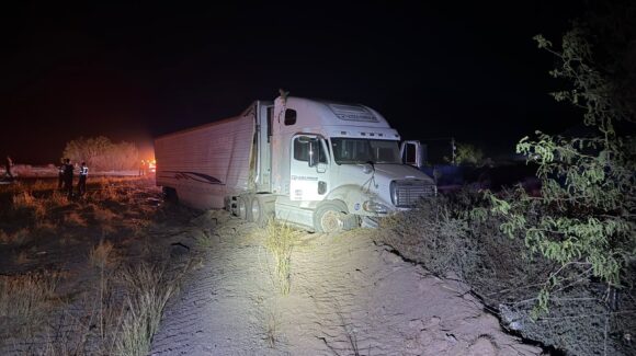 Chofer de un tráiler cargado con ajo sufre accidente en la México 15 y el Valle del Carrizo, Ahome, Sinaloa