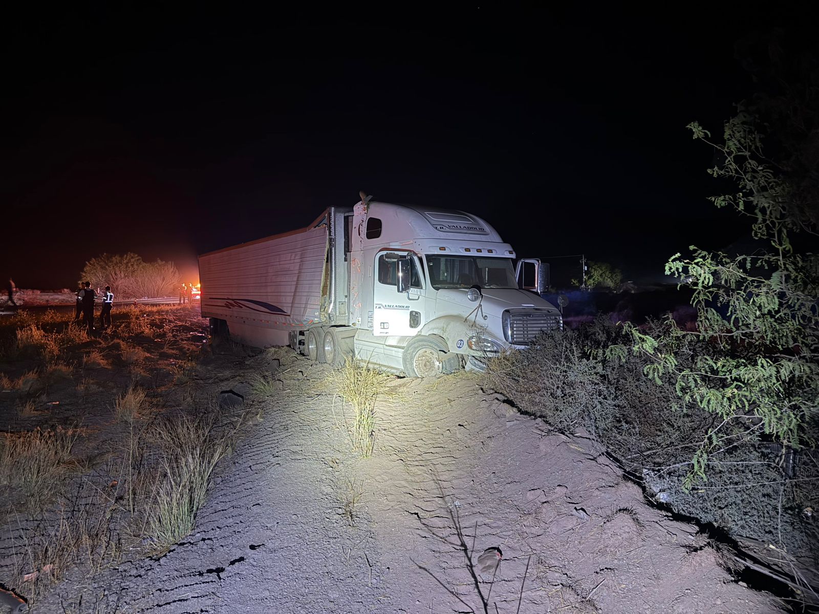 Tráiler se accidenta en el Poblado 6, Ahome, Sin.