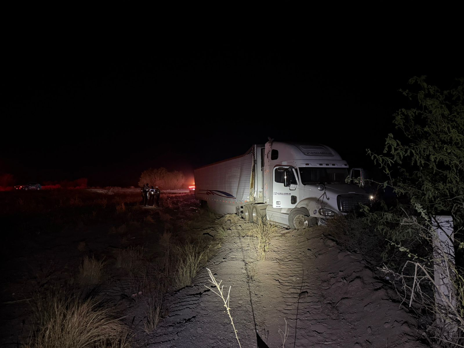Tráiler se accidenta en el Poblado 6, Ahome, Sin.