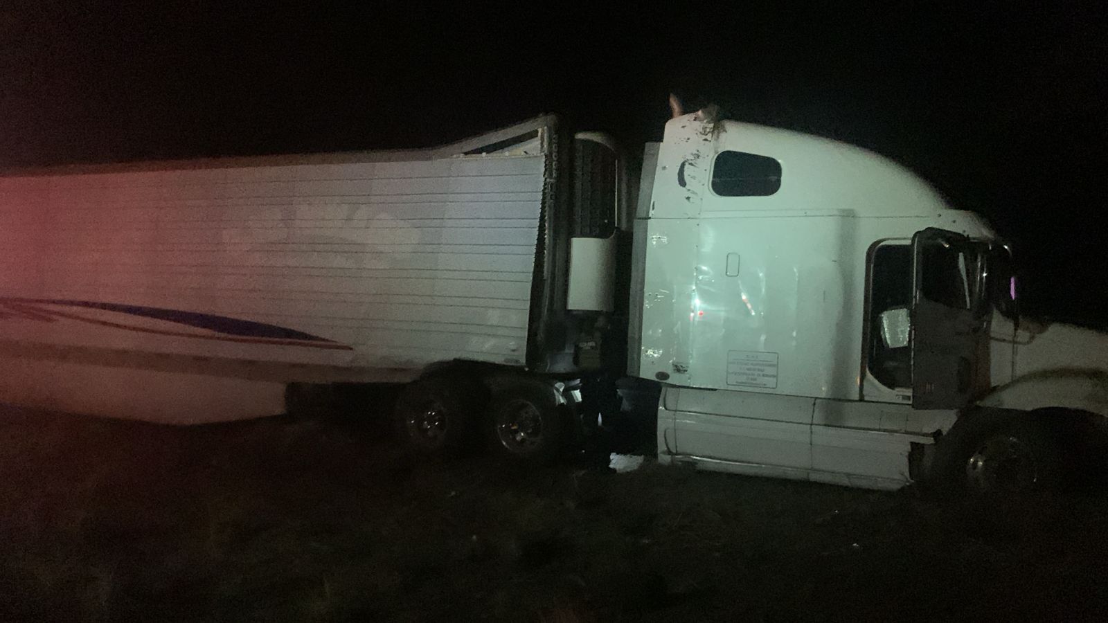 Tráiler se accidenta en el Poblado 6, Ahome, Sin.