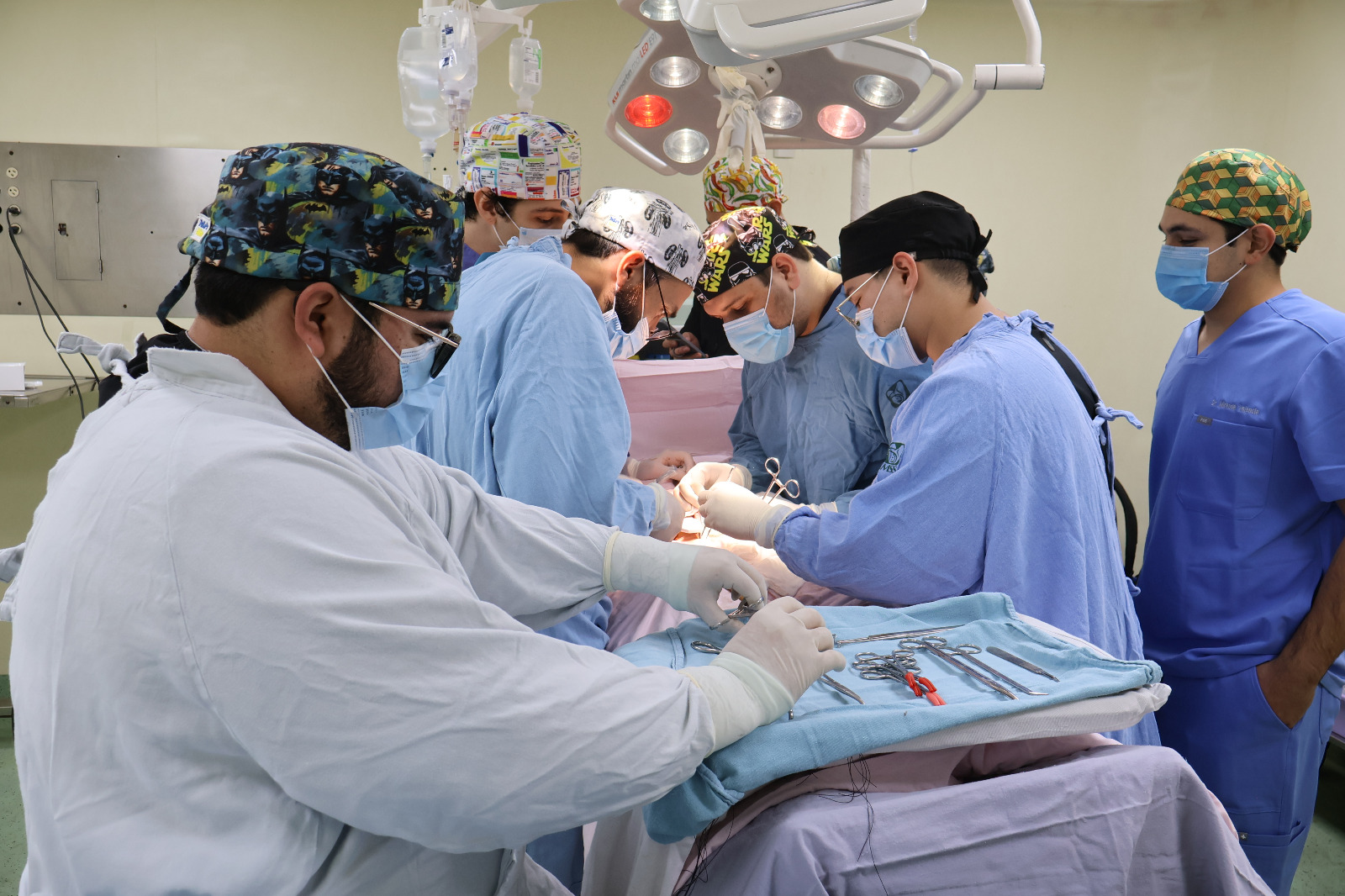 Médicos especialistas realizando trasplante renal