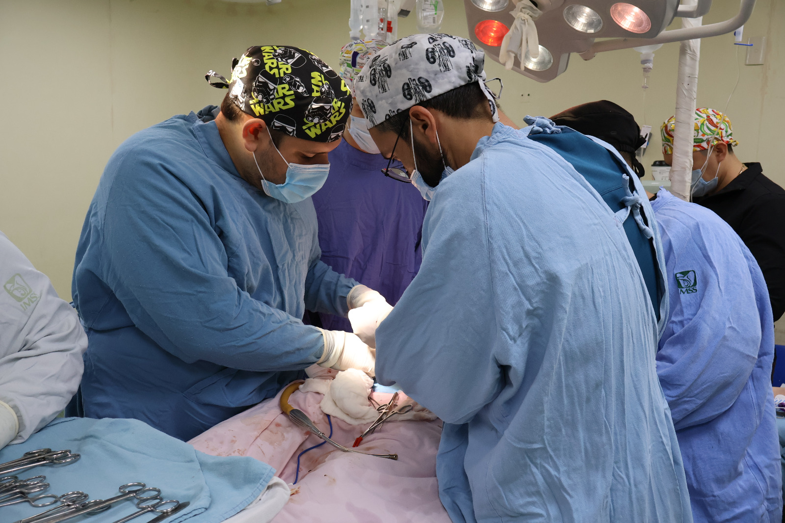 Médicos especialistas realizando trasplante renal