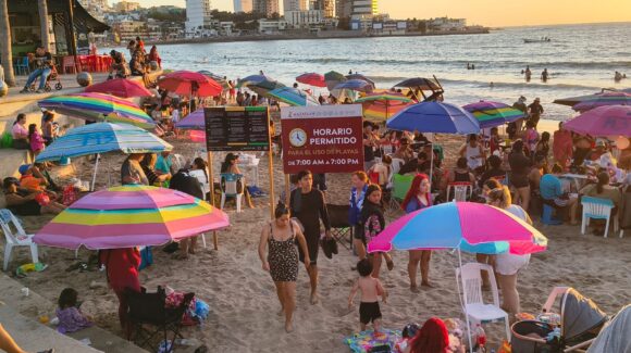 Mazatlán, Sinaloa, mantiene alta afluencia en playas durante el Domingo de Pascua
