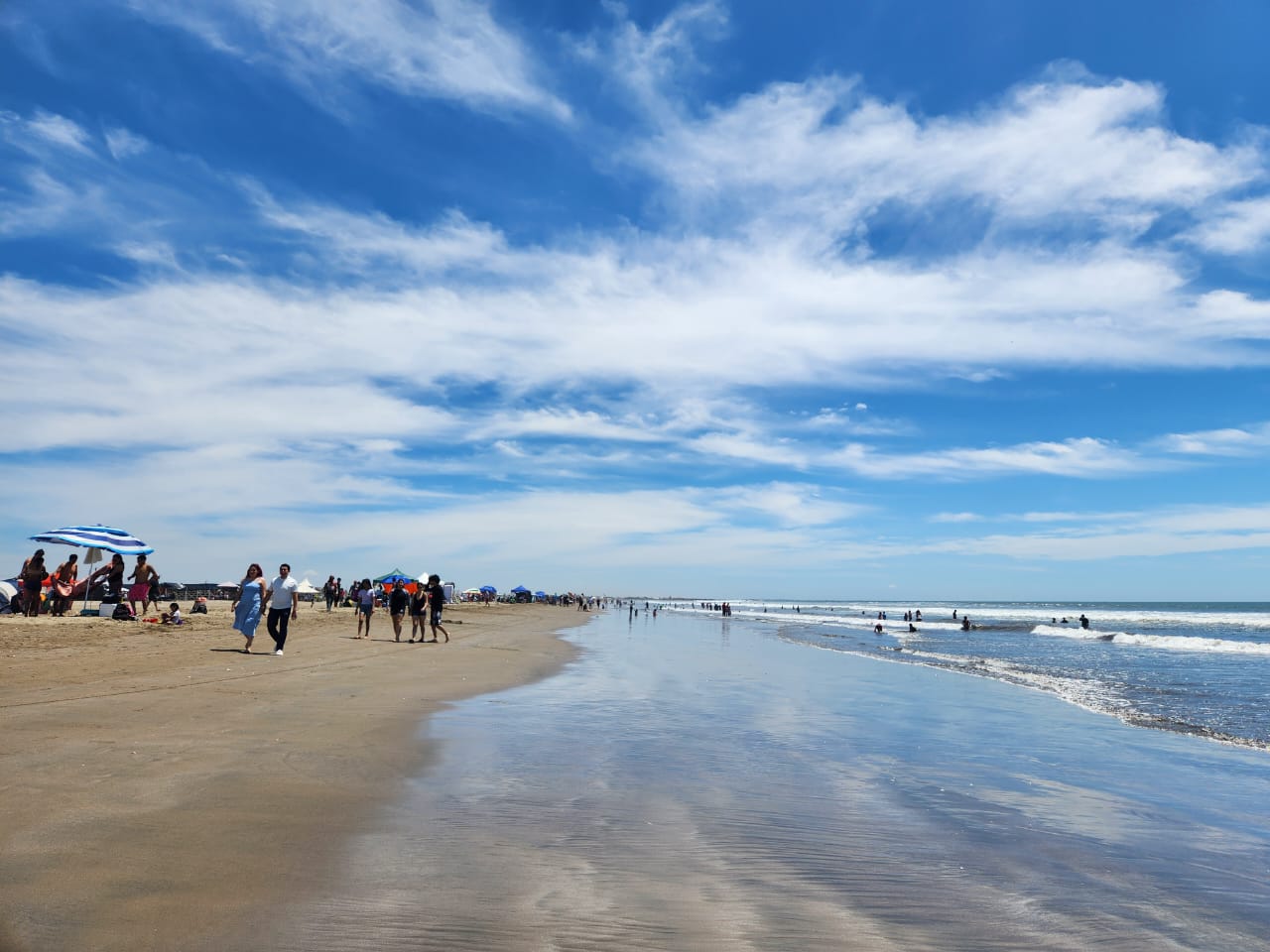 turistas en playa las glorias guasave sinaloa