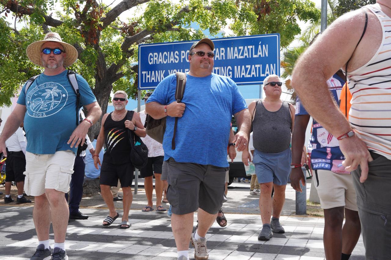 Turistas llegan a Mazatlán en crucero