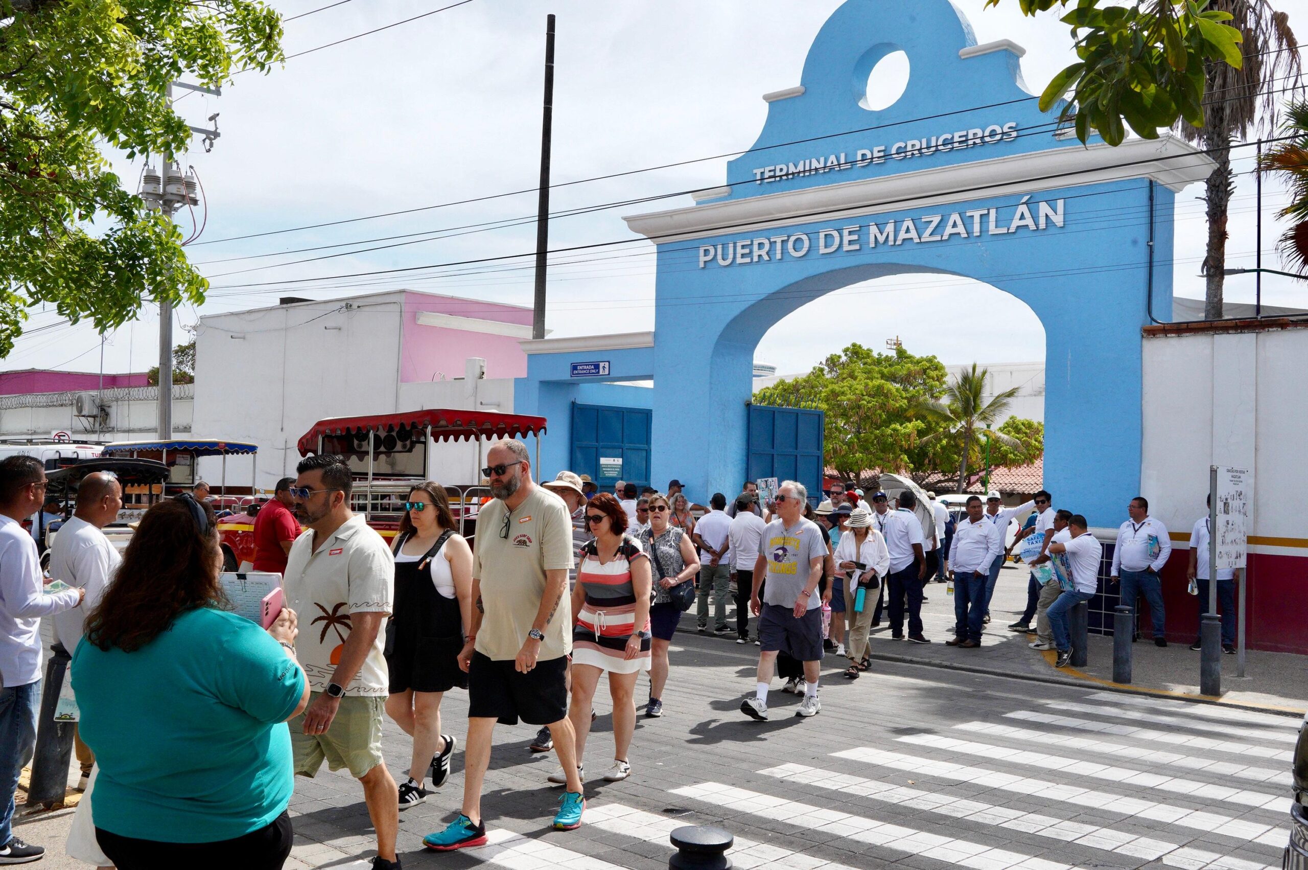 Turistas llegan a Mazatlán en crucero
