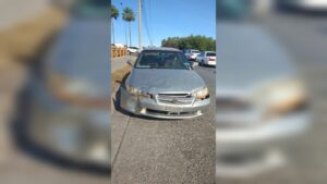 Vehículo accidente en el fraccionamiento San Fernando, en Los Mochis