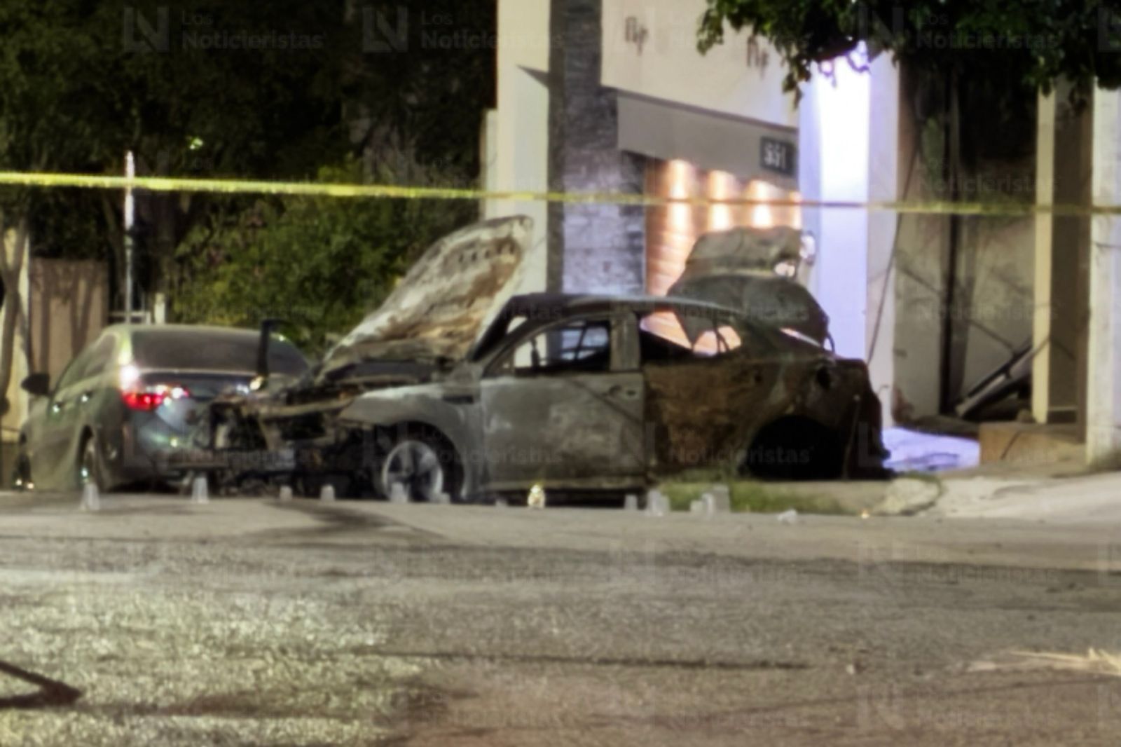 Vehículo quemado en domicilio que fue atacado en la colonia República Mexicana de Culiacán