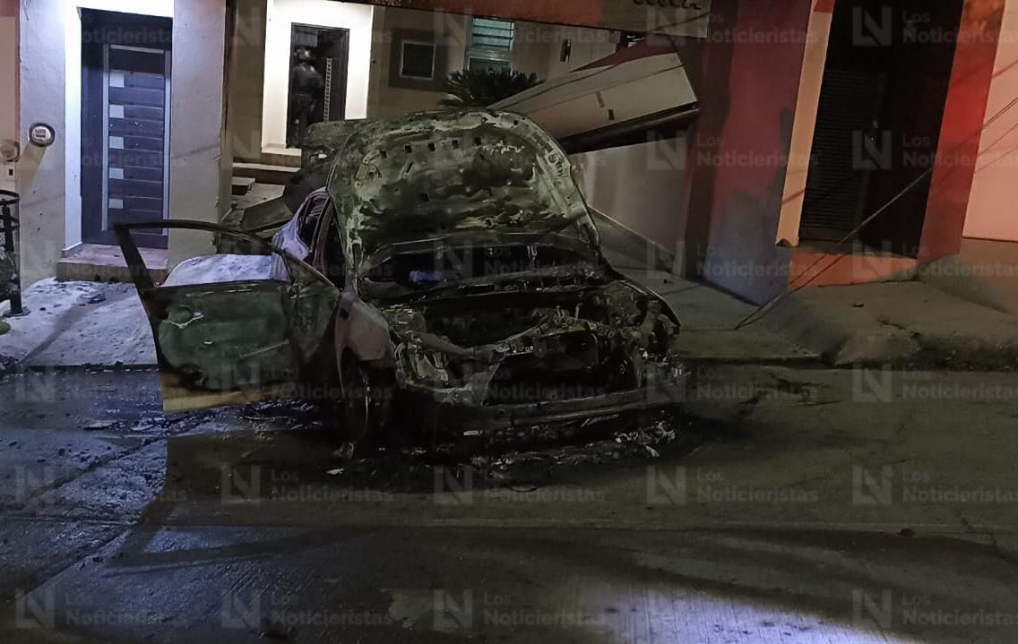 Vehículo quemado en domicilio que fue atacado en la colonia República Mexicana de Culiacán