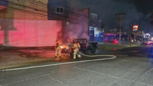 Vehículo se incendia en Mazatlán, Sin.