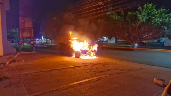 Incendio de camioneta en avenida Ejército Mexicano moviliza a cuerpos de emergencia en Mazatlán, Sinaloa