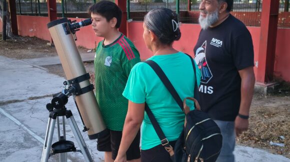 Estudiantes de la Secundaria Genaro Estrada observan el cielo en su primera velada astronómica en Mazatlán, Sinaloa