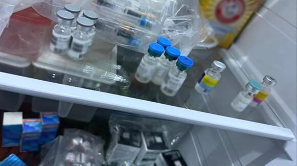 ¡Vendían medicamentos falsificados! En Edomex, ‘agarran’ a pareja con vacunas, medicinas e insumos apócrifos