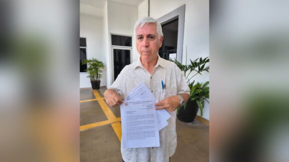 Derechohabientes del Issste piden frenar operativos de grúas frente a clínica en Mazatlán, Sinaloa