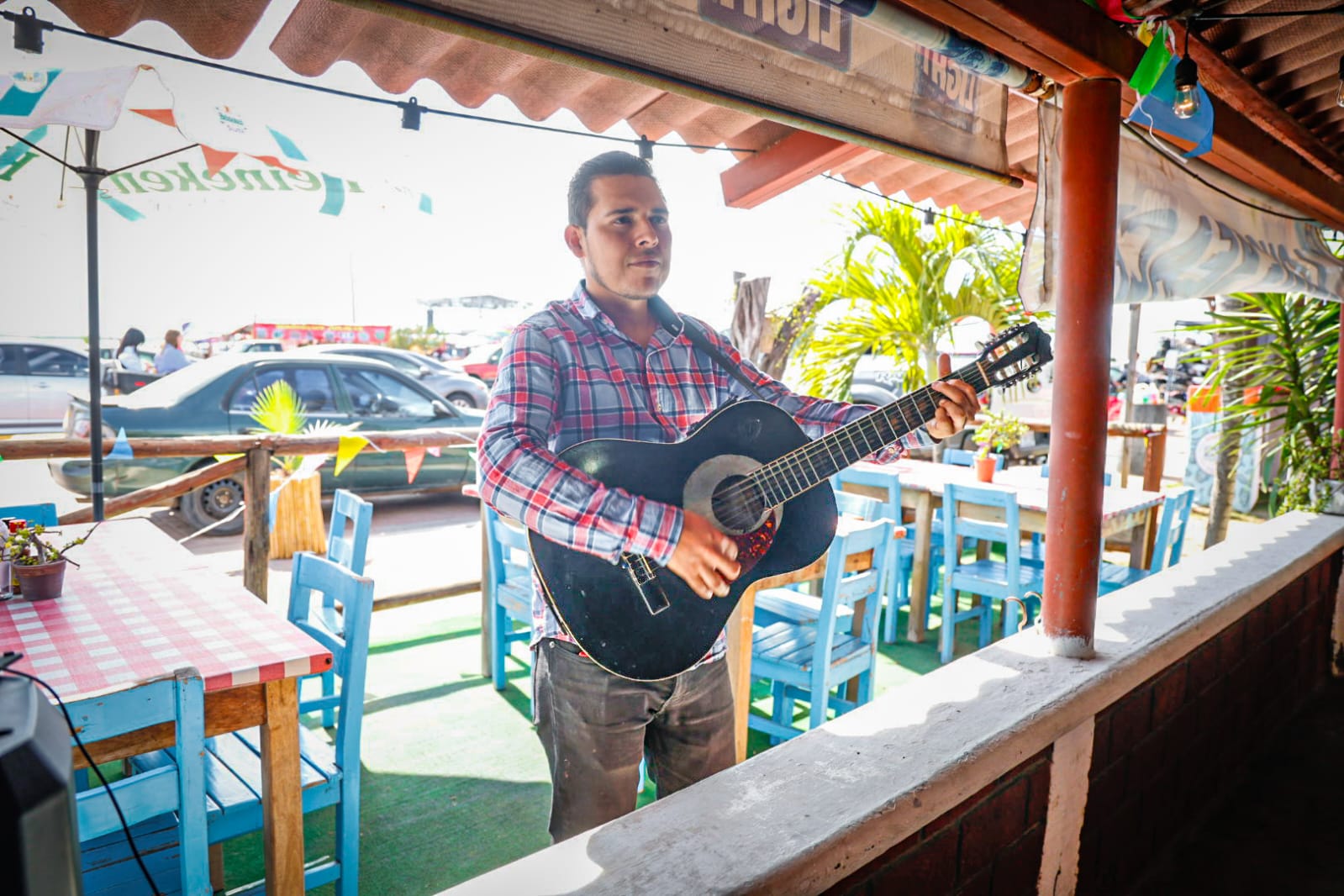 Músico en restaurante de Altata, Navolato