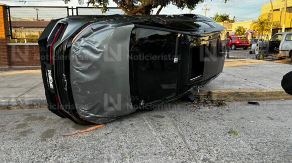 Conductor de vagoneta resulta lesionado tras volcar en el sector centro de Los Mochis, Sinaloa