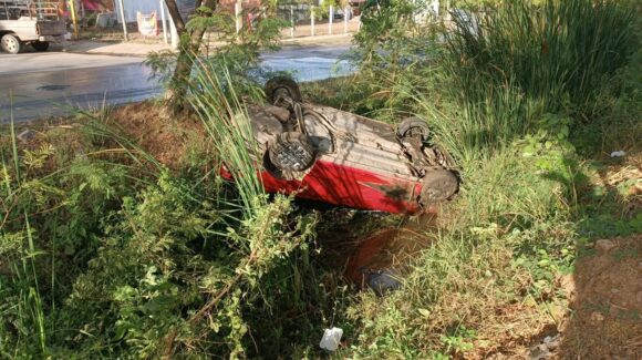 Automóvil termina volcado dentro de un canal pluvial en Mazatlán, Sinaloa