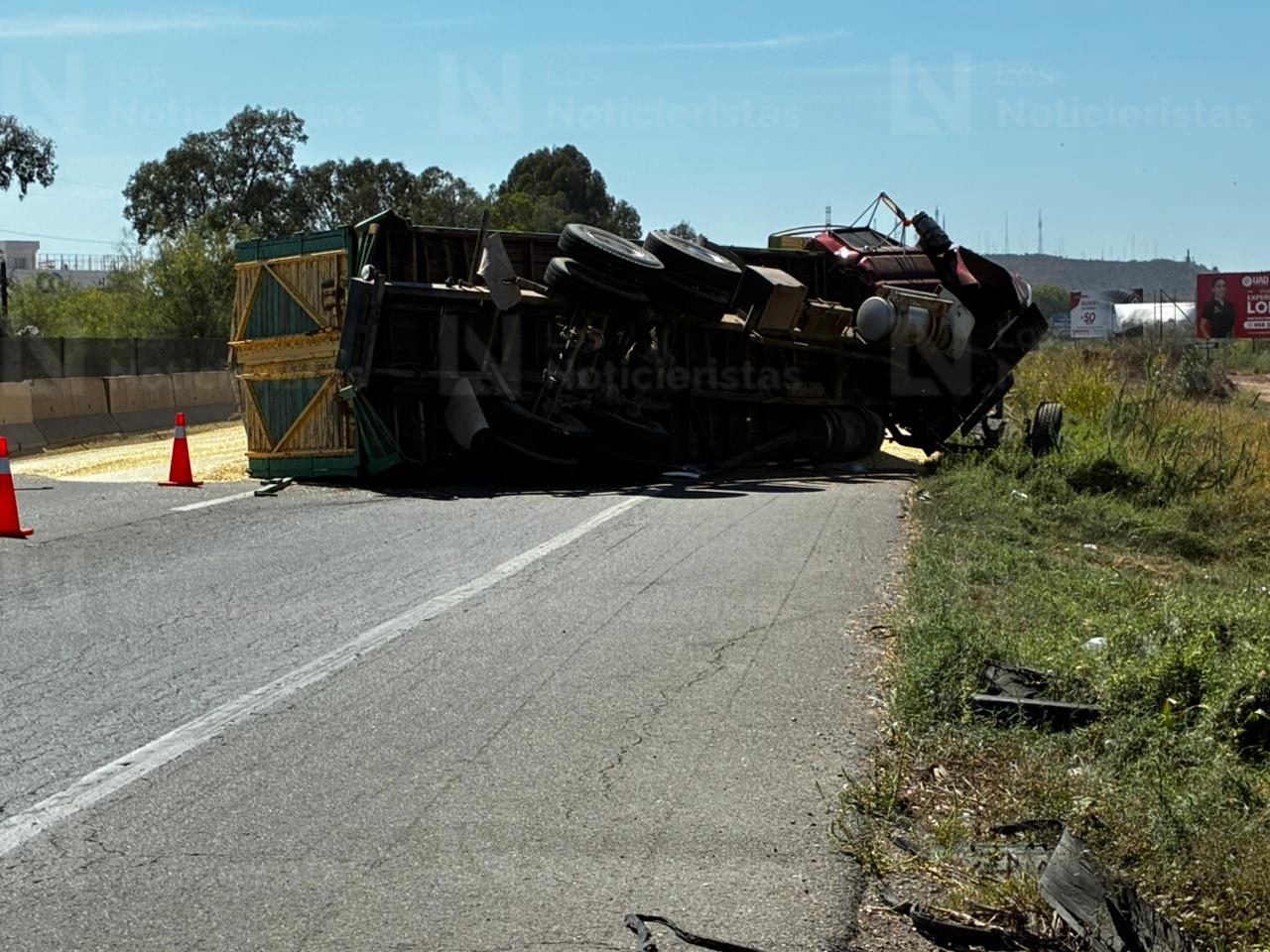 Tractocamión cargado con maíz queda volcado en la México 15 en Los Mochis