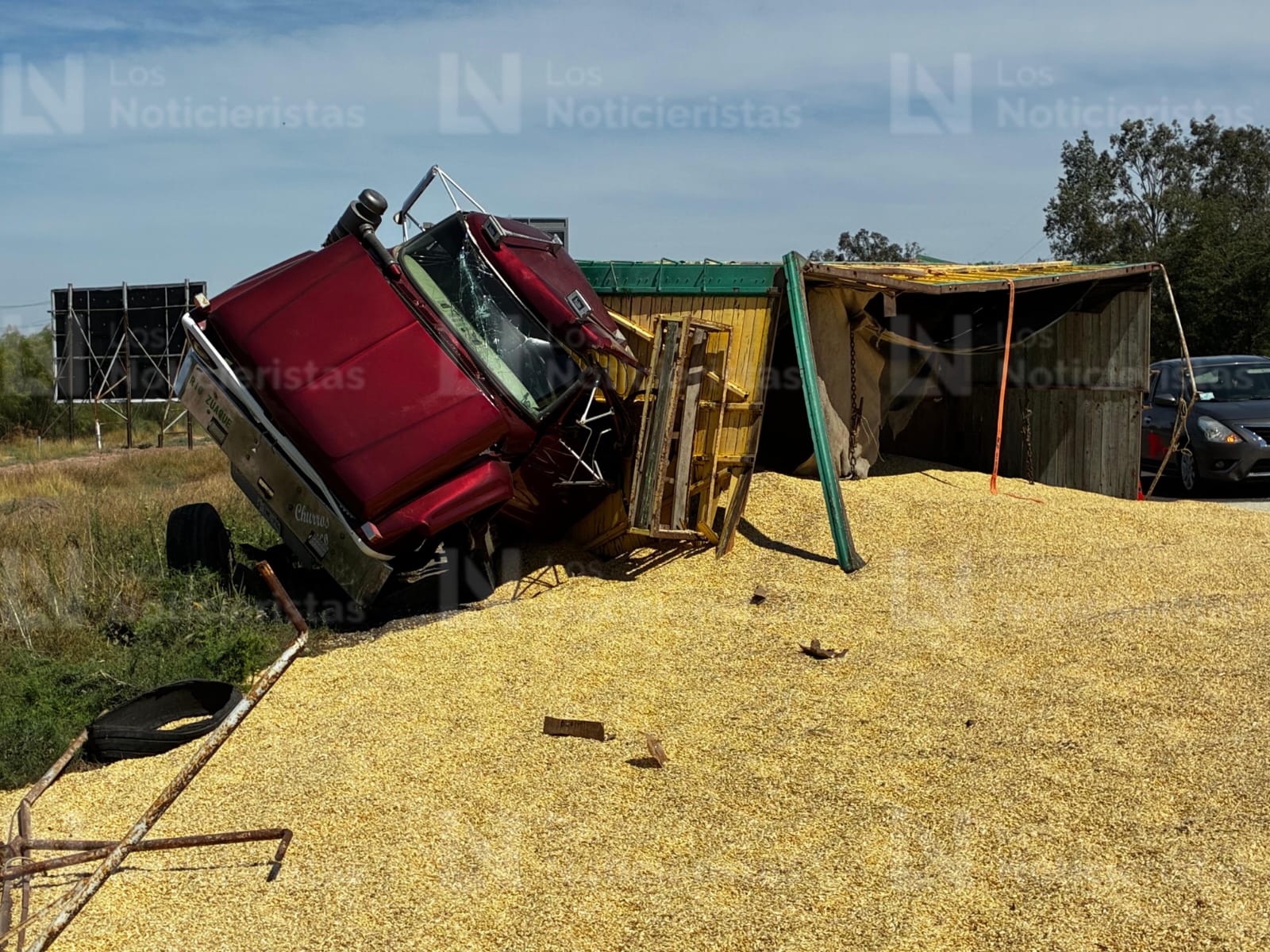 Tractocamión cargado con maíz queda volcado en la México 15 en Los Mochis