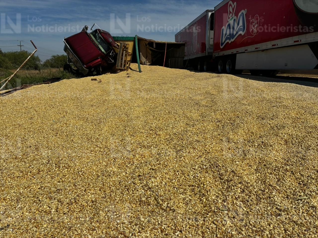 Tractocamión cargado con maíz queda volcado en la México 15 en Los Mochis