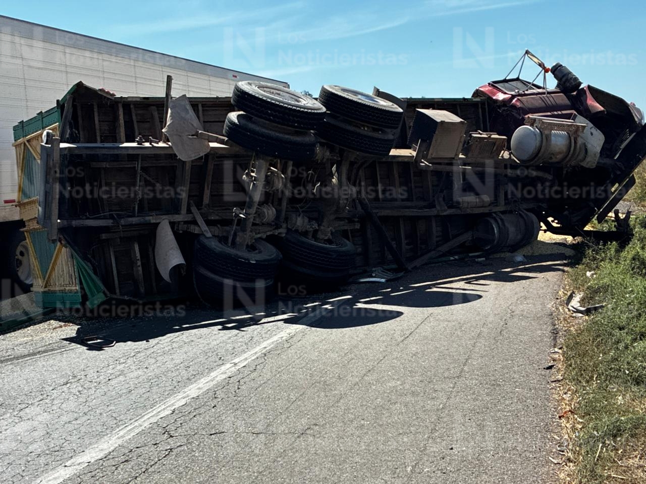 Tractocamión cargado con maíz queda volcado en la México 15 en Los Mochis