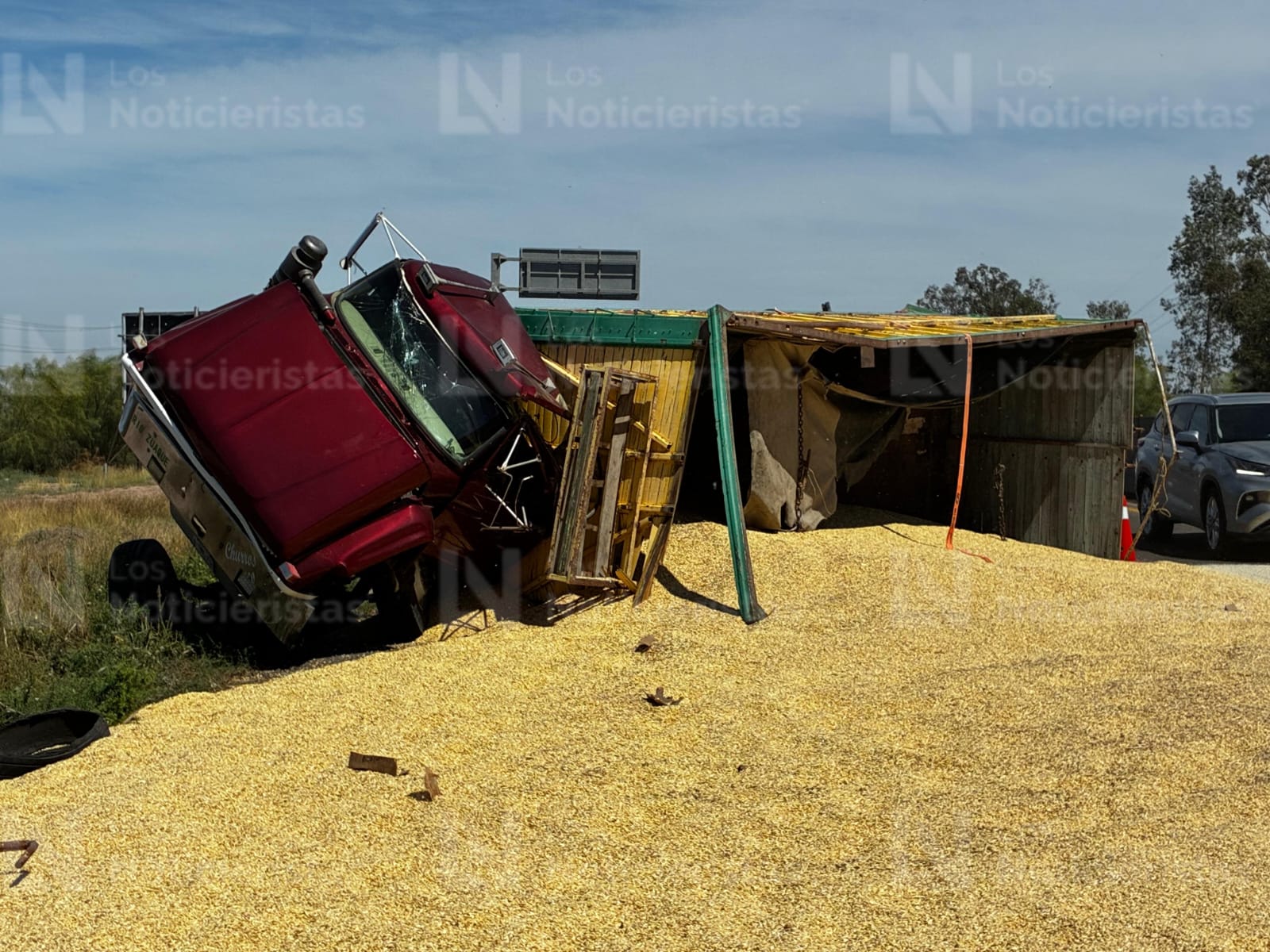 Tractocamión cargado con maíz queda volcado en la México 15 en Los Mochis