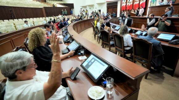 Congreso de Sinaloa concede licencia temporal a Rubén Rocha Moya para separarse de su cargo como gobernador