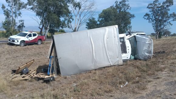 Vuelca camión de carga sobre la Maxipista Culiacán-Mazatlán en Emiliano Zapata; hay un lesionado