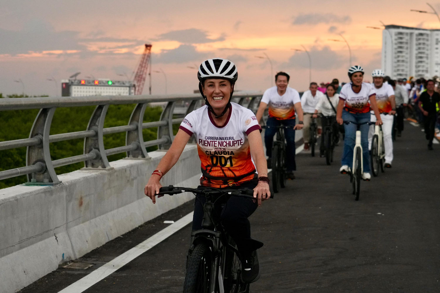 Sheinbaum culmina gira por Quintana Roo, Chiapas y Edomex; inaugura puente Nichupté, anuncia becas y restituye tierras