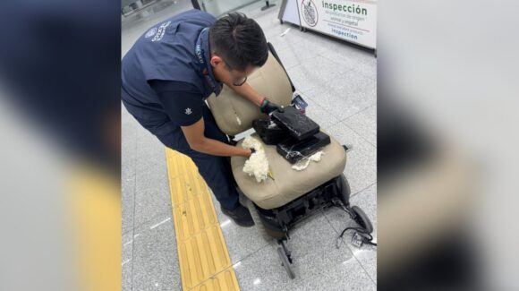 Aseguran más de 8 kilos de cocaína ocultos en silla de ruedas en el AICM