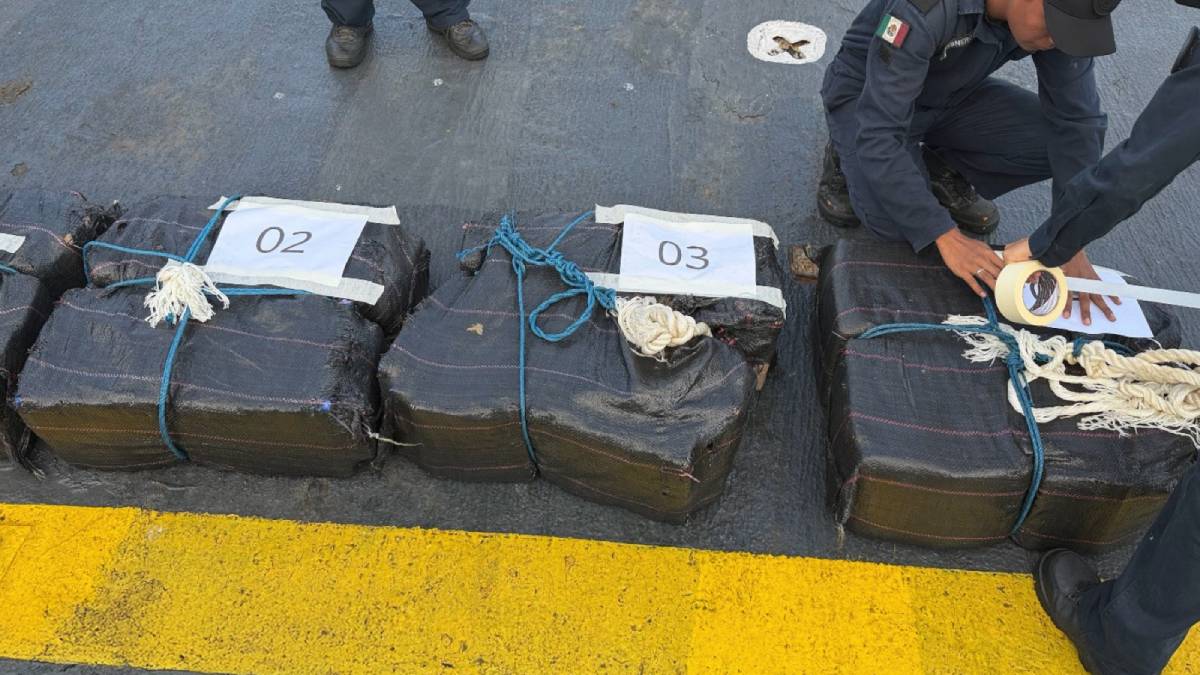 Marina asegura 63 bultos de presunta cocaína en aguas del Pacífico