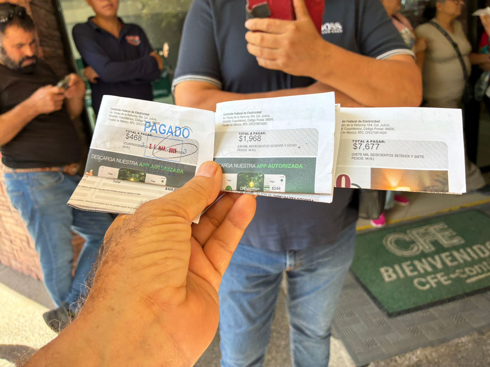Amas de casa bloquean acceso a CFE en Los Mochis por aumentos “exagerados” en recibos de luz