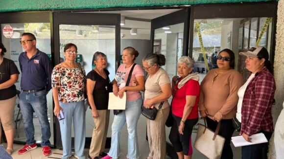 Amas de casa bloquean acceso a CFE en Los Mochis por aumentos “exagerados” en recibos de luz