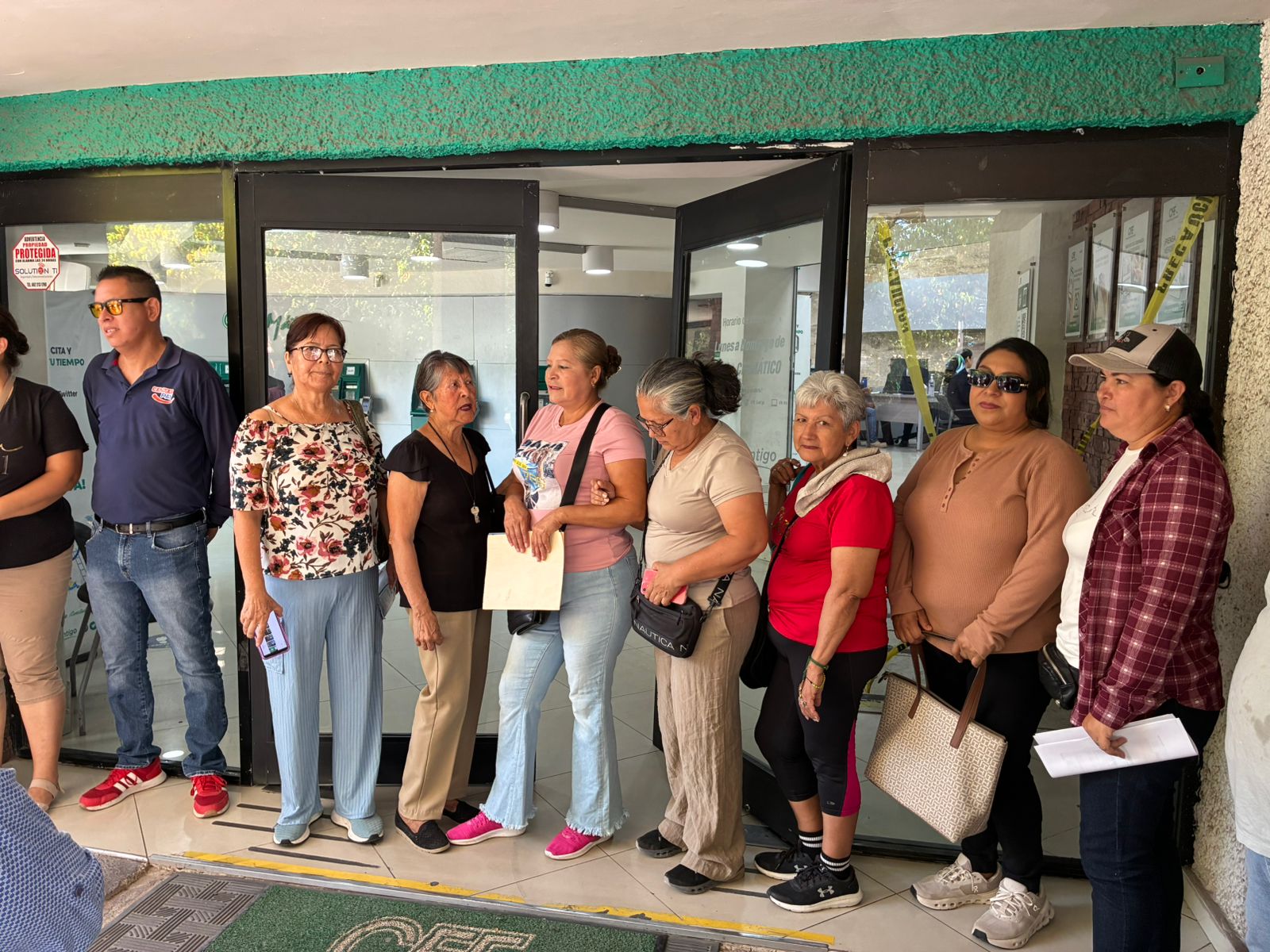 Amas de casa bloquean acceso a CFE en Los Mochis por aumentos “exagerados” en recibos de luz