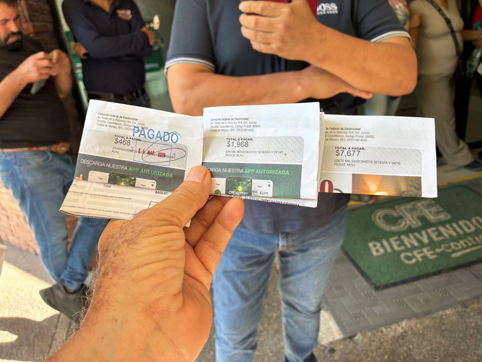 Amas de casa bloquean acceso a CFE en Los Mochis por aumentos “exagerados” en recibos de luz